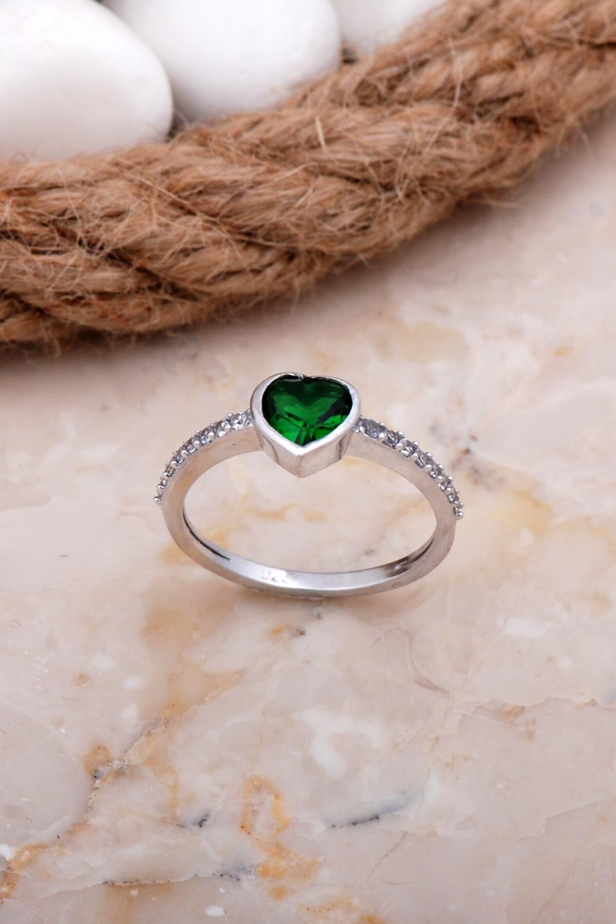 Kalp Yeşim Taşlı Rodyumlu Gümüş Yüzük 3696