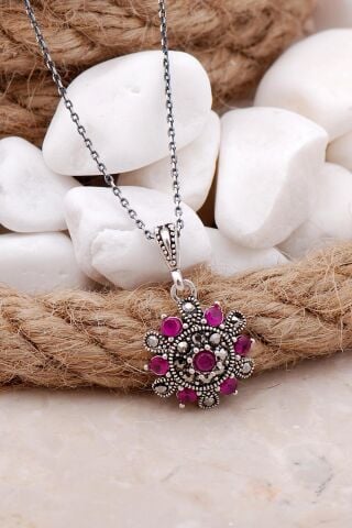 Kök Yakut Taşlı Çiçekli Gümüş Kolye 7548