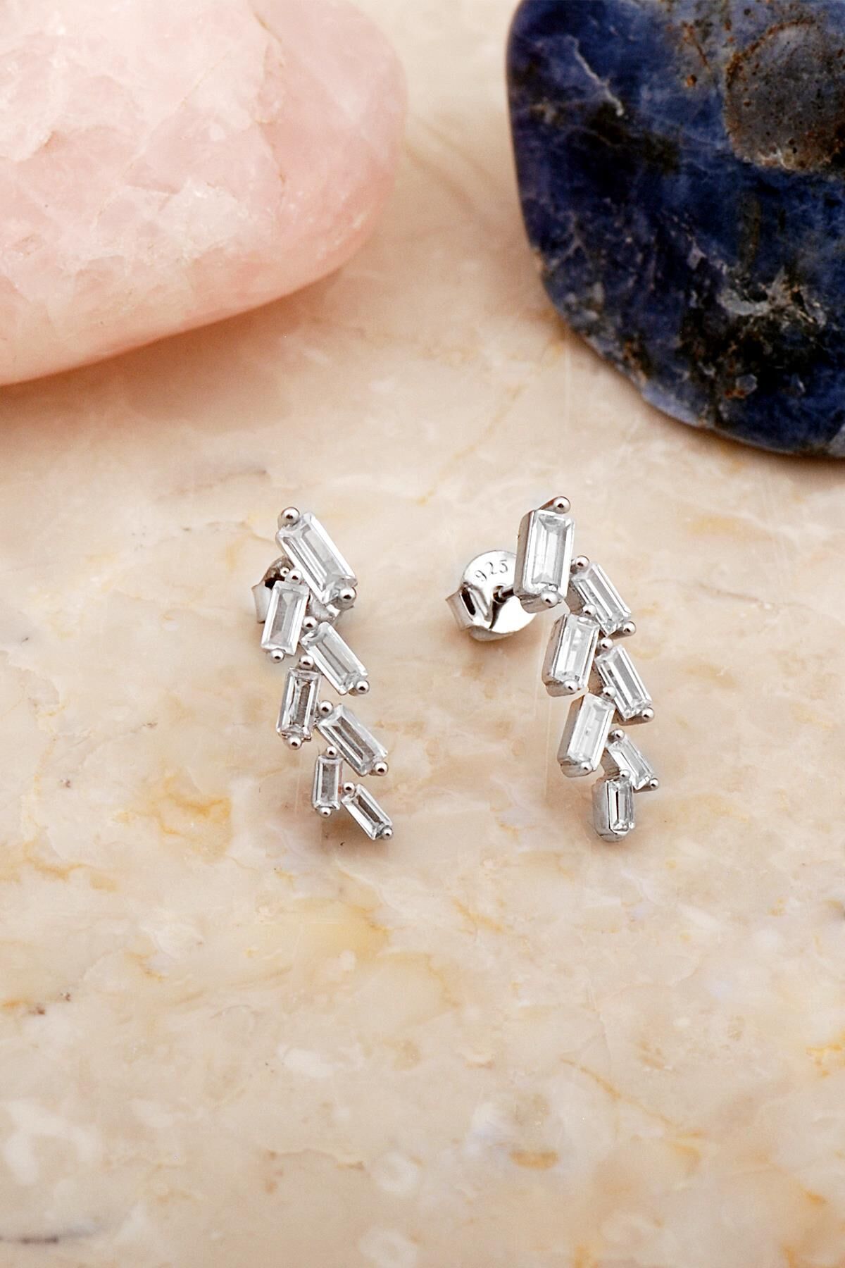 Baget Taşlı Tasarım Rodyumlu Yaprak Gümüş Küpe 7111