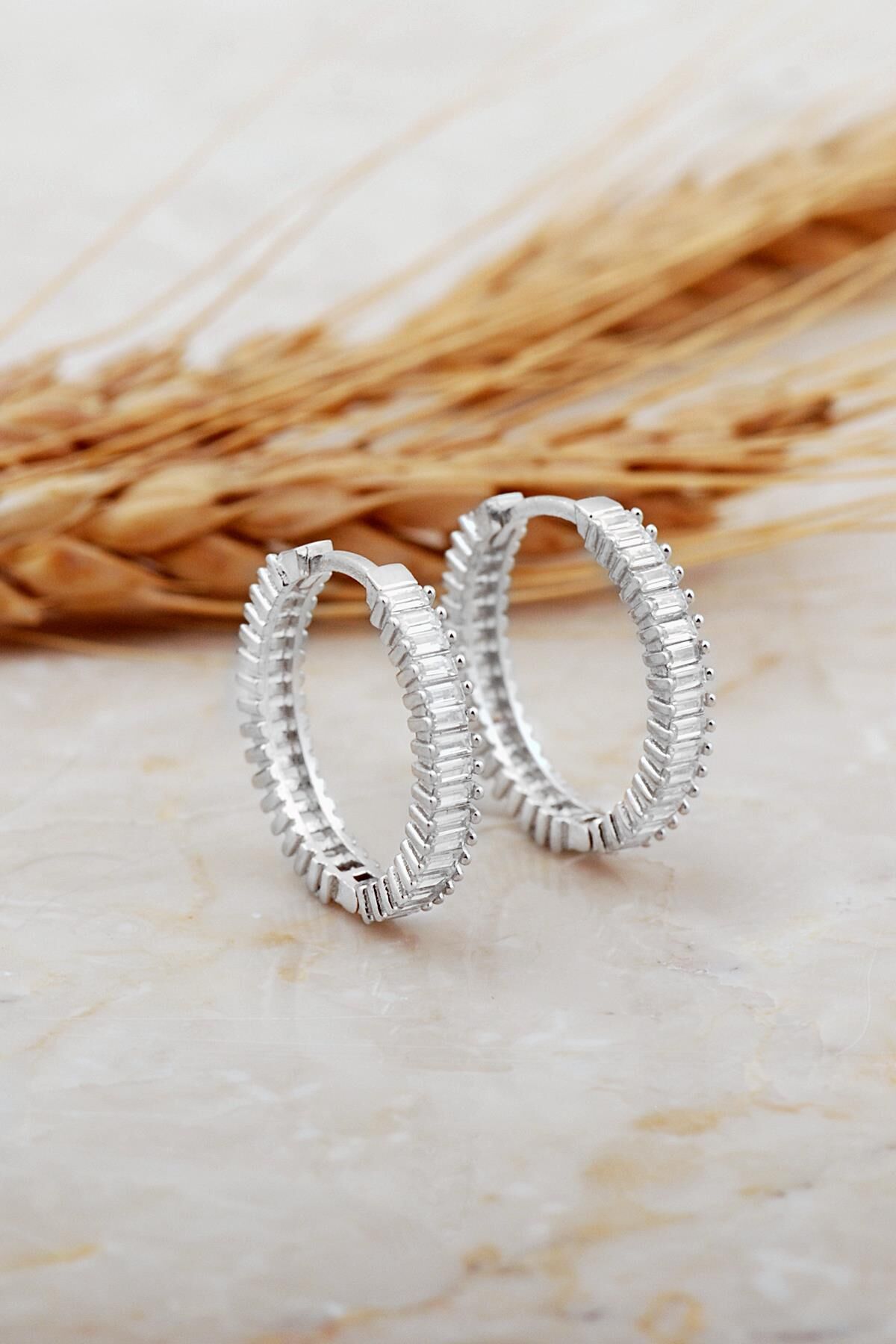 22 Mm Baget Taşlı Büyük Boy Rodyumlu Gümüş Halka Küpe 7124