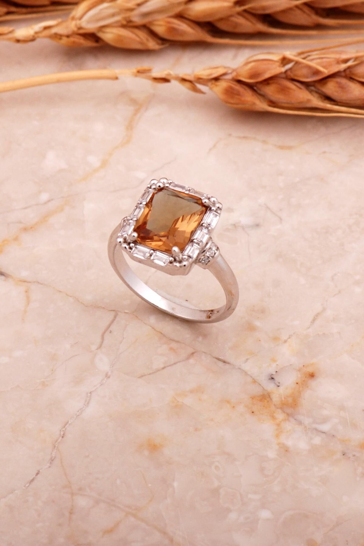 Baget Renk Değiştiren Sultan Taşlı Rodyumlu Gümüş Yüzük 5765