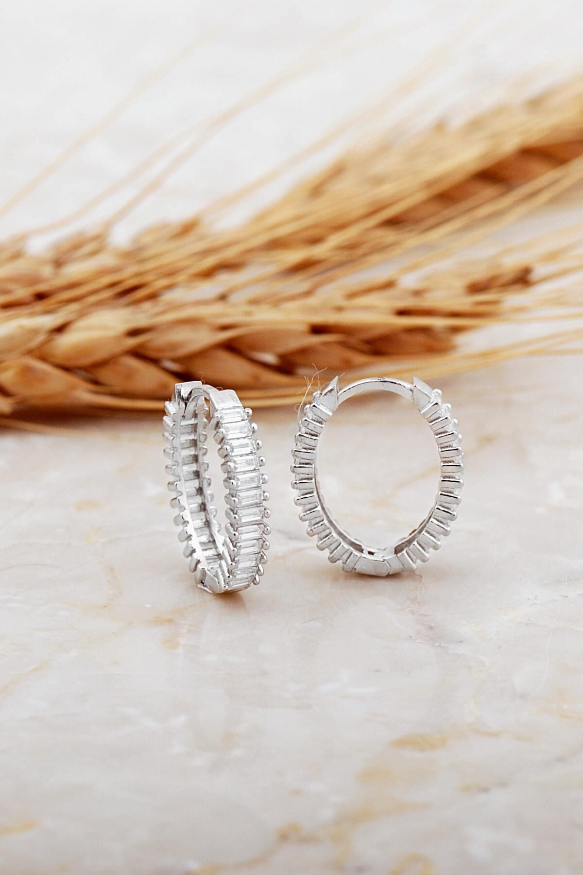 Baget Taşlı Orta Boy Rodyumlu Gümüş Oval Halka Küpe 7131