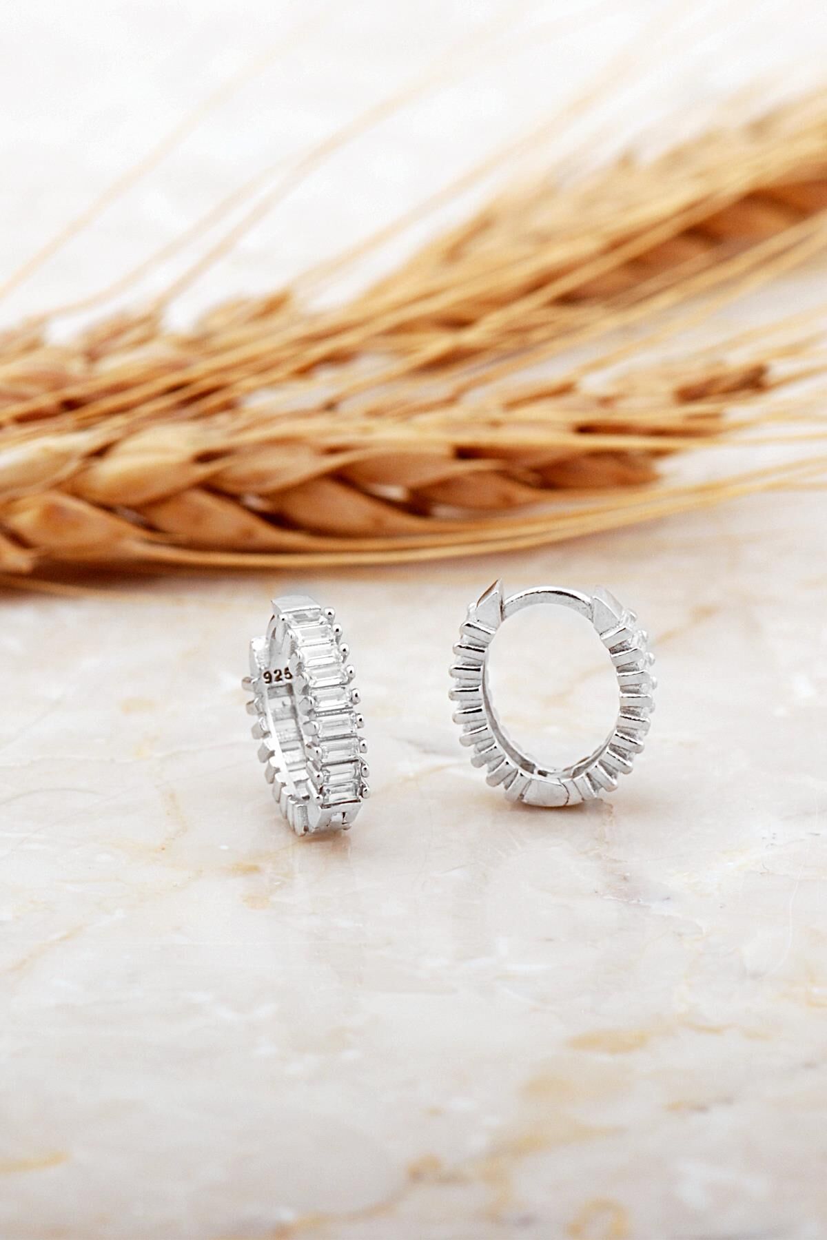 Baget Taşlı Küçük Boy Rodyumlu Gümüş Oval Halka Küpe 7132