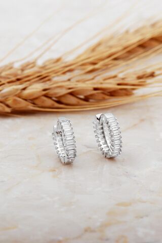 Baget Taşlı Küçük Boy Rodyumlu Gümüş Oval Halka Küpe 7132