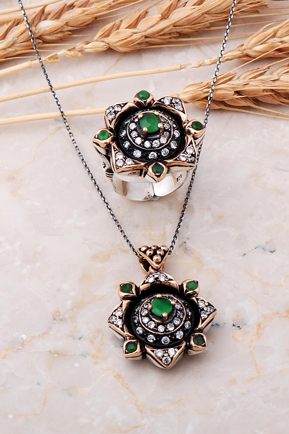 Kök Zümrüt Taşlı Elmas Montürlü Gümüş Set 177