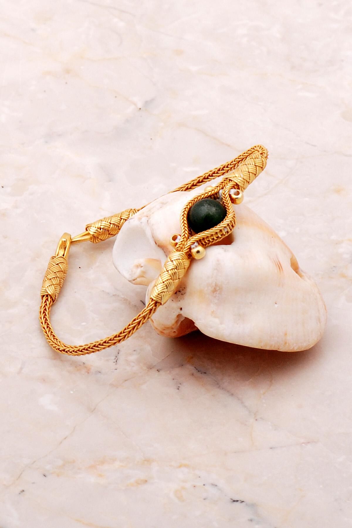 Altın Yaldızlı Kazaziye İşlemeli Kök Zümrüt Bileklik 3639