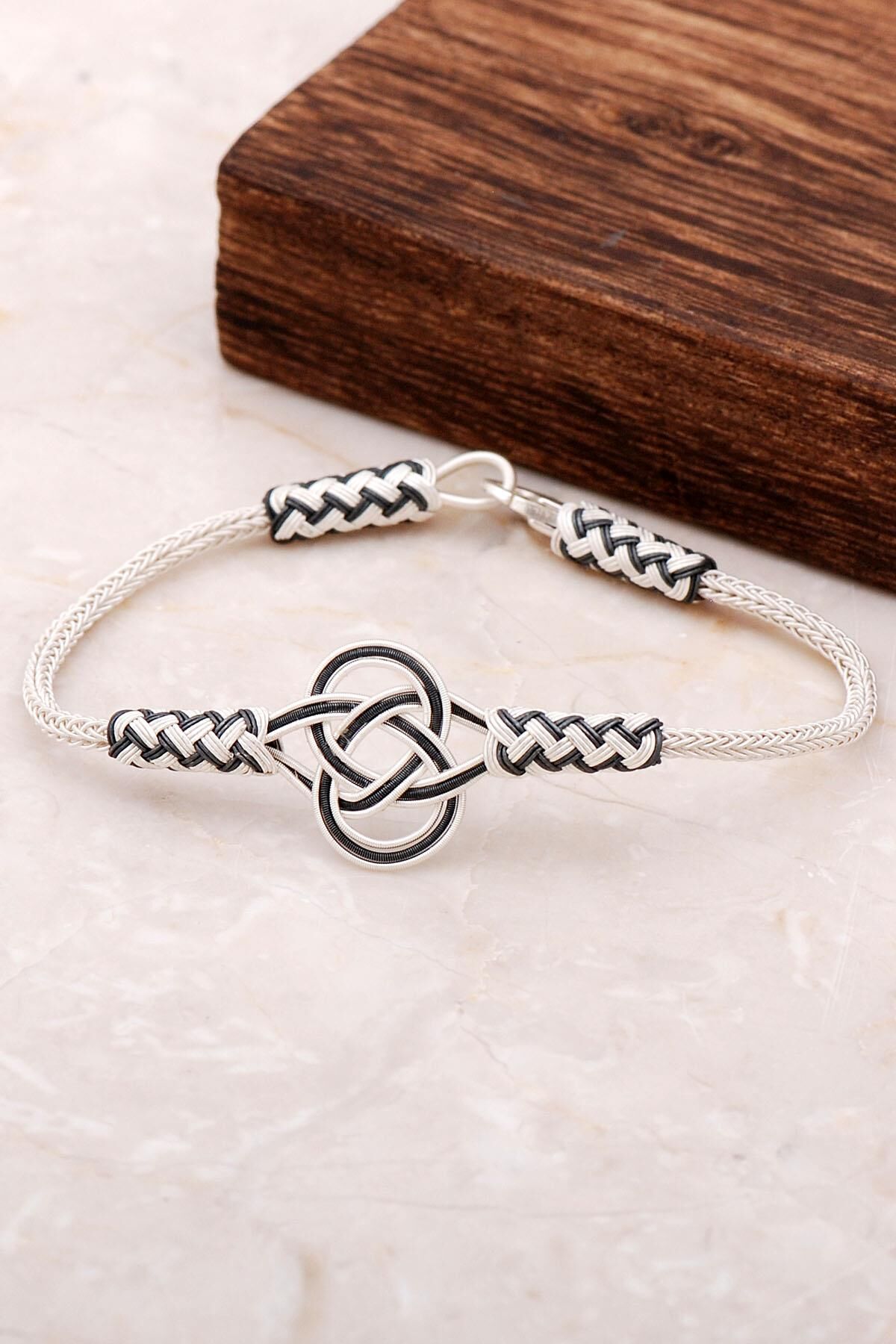 Kazaziye İşlemeli Şems Düğümü Gümüş Bileklik 3224