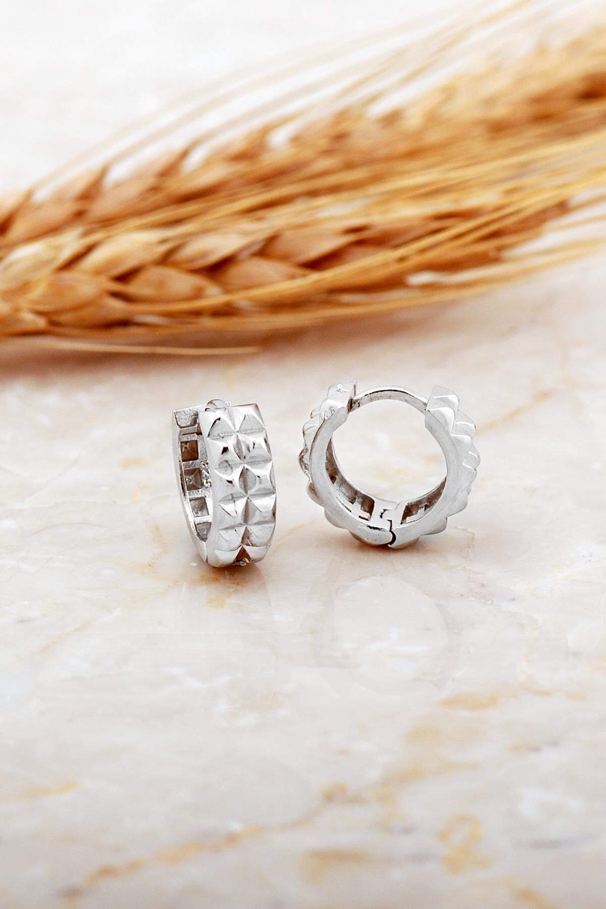 13 Mm Piramit Rodyumlu Gümüş Halka Küpe 7151