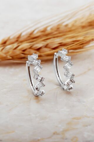 22 Mm Baget Taşlı Asimetrik Rodyumlu Gümüş Halka Küpe 7154