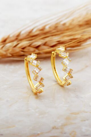 22 Mm Baget Taşlı Asimetrik Altın Kaplama Gümüş Halka Küpe 7155