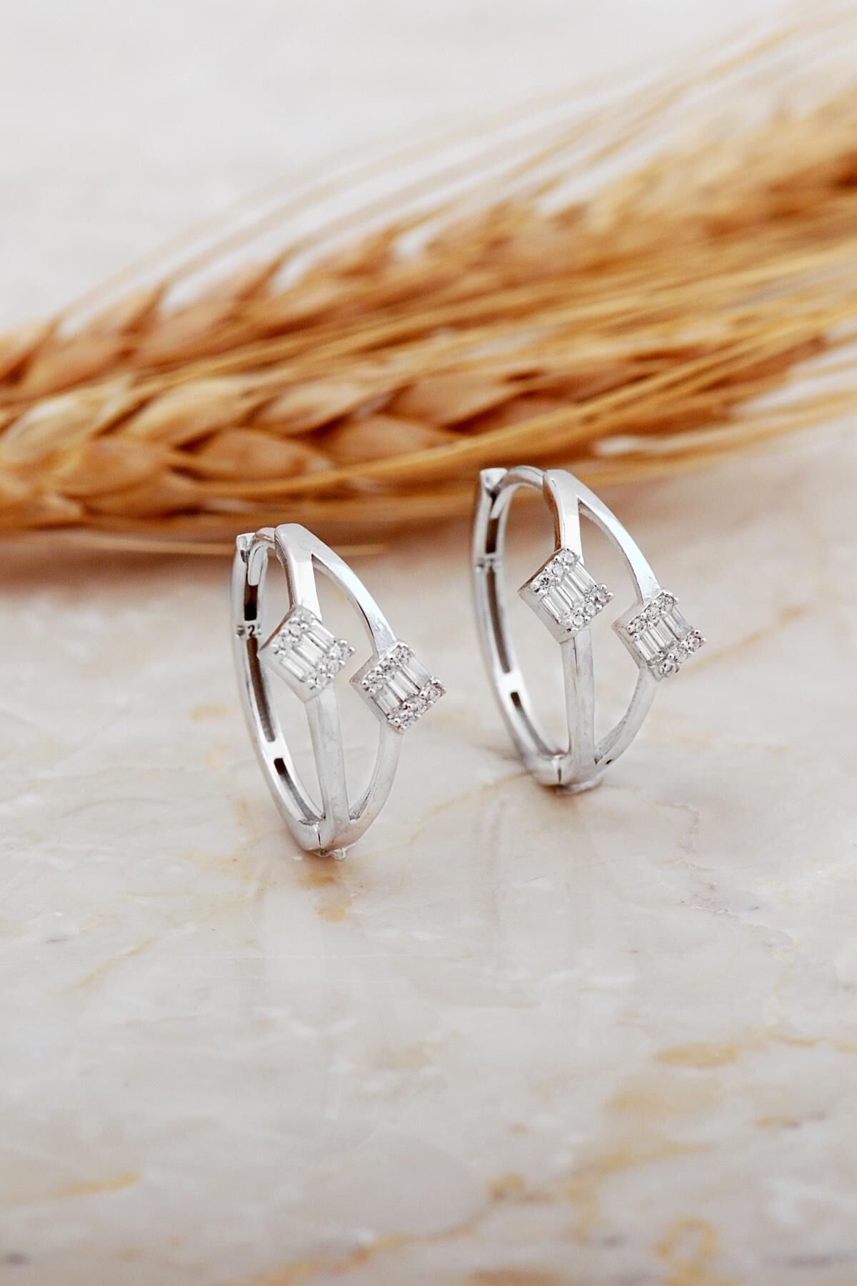 Baget Taşlı Tasarım Rodyumlu Gümüş Halka Küpe 7156