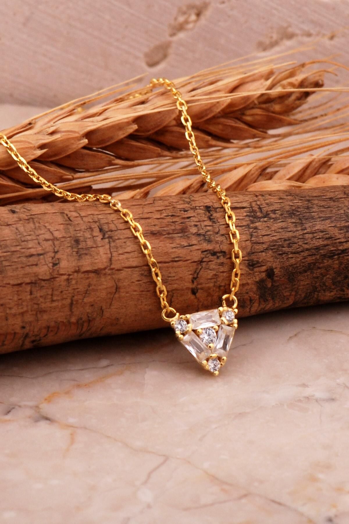 Üçgen Mini Altın Kaplama Gümüş Baget Kolye 7980