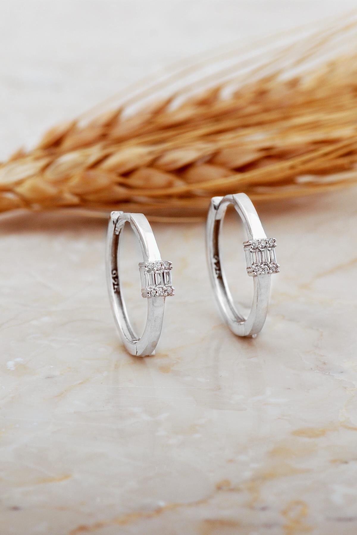 20 Mm Baget Taşlı Tasarım Rodyumlu Gümüş Küpe 7166