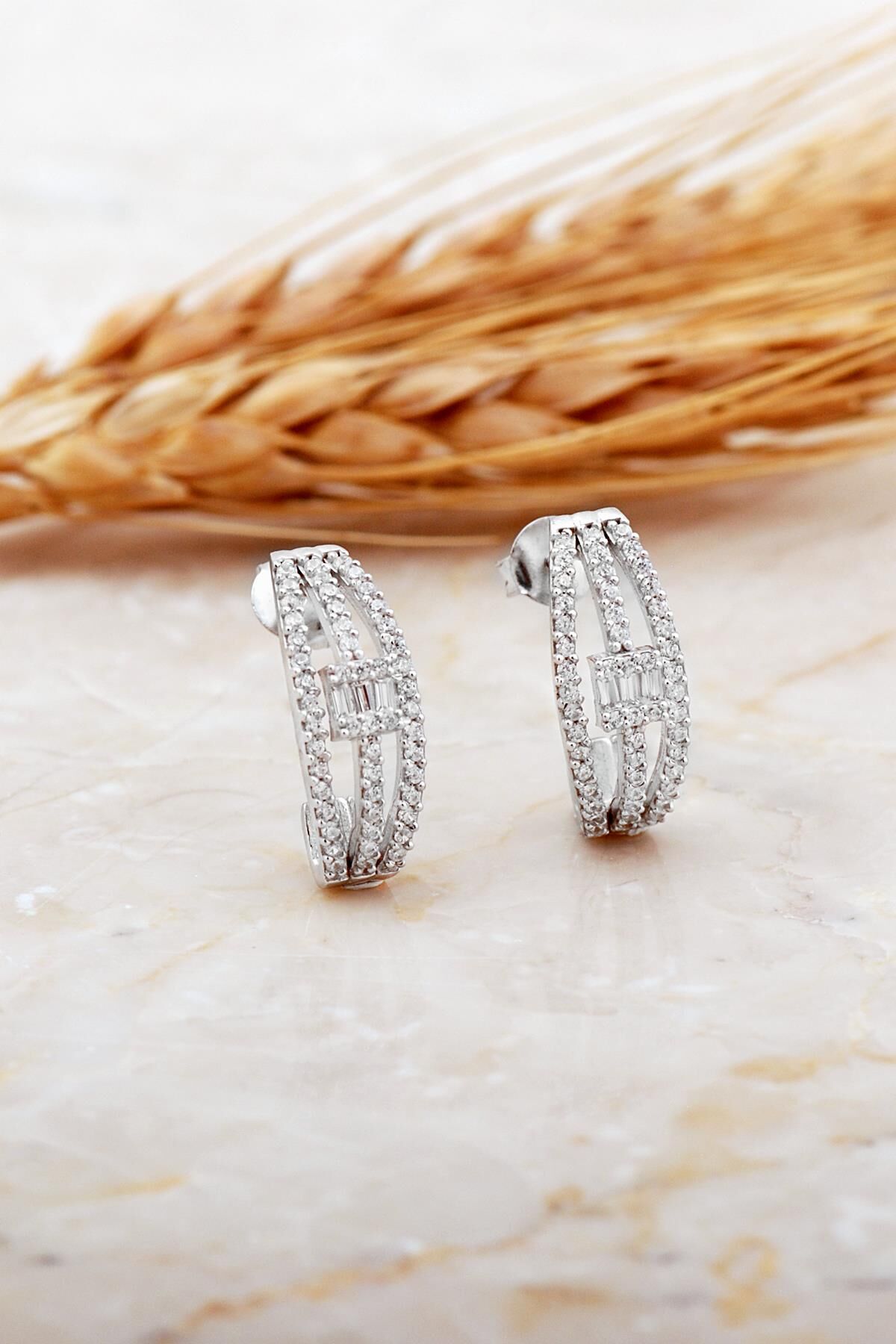 Baget Taşlı Tasarım Rodyumlu Gümüş Küpe 7170