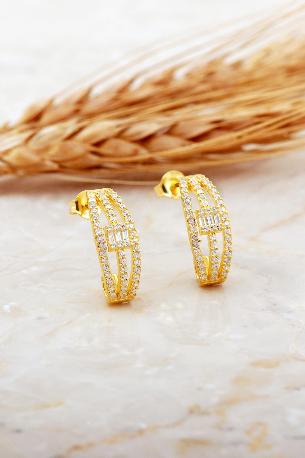 Baget Taşlı Tasarım Altın Kaplama Gümüş Küpe 7171