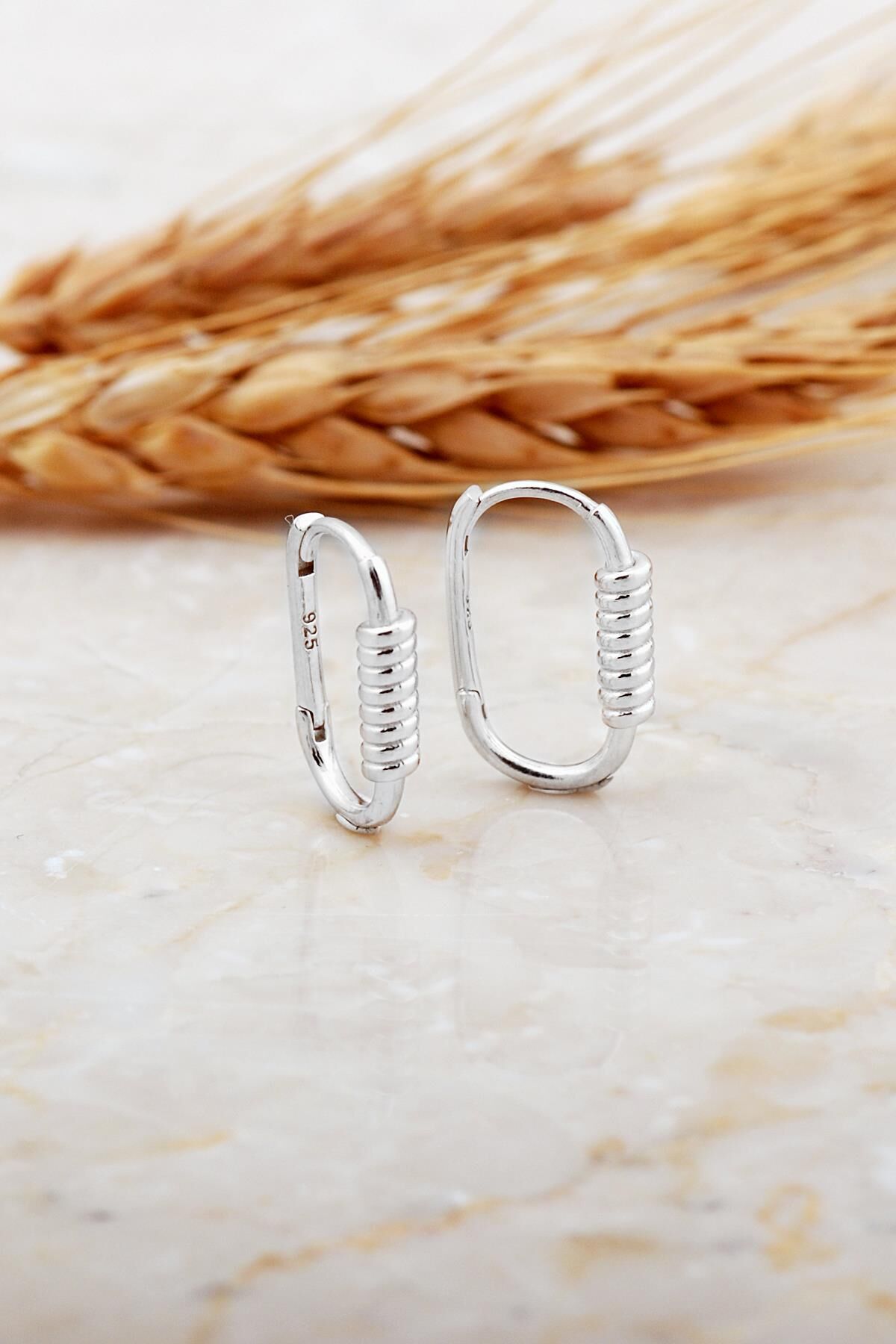 Burgu Rodyumlu Tasarım Minimal Oval Gümüş Küpe 7178