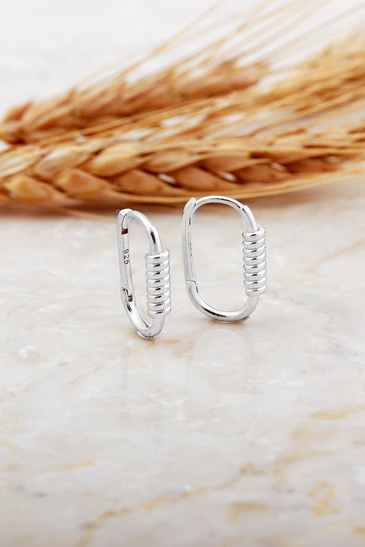 Burgu Rodyumlu Tasarım Minimal Oval Gümüş Küpe 7178