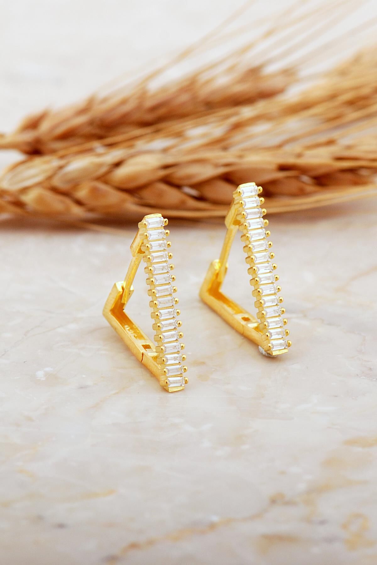 Baget Taşlı Altın Kaplama Büyük Boy Üçgen Gümüş Küpe 7180