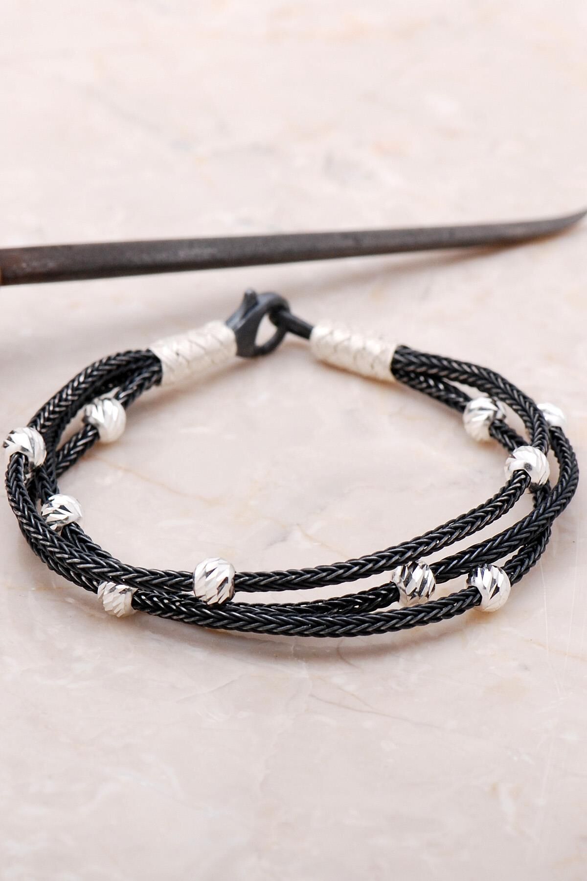 Kazaziye İşlemeli Dorica Gümüş Bileklik 3399