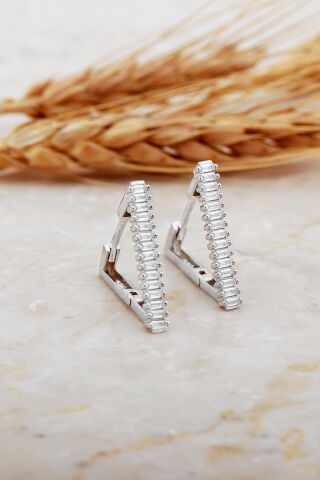 Baget Taşlı Rodyumlu Büyük Boy Üçgen Gümüş Küpe 7181