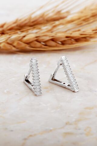 Baget Taşlı Rodyumlu Orta Boy Üçgen Gümüş Küpe 7183