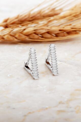 Baget Taşlı Rodyumlu Orta Boy Üçgen Gümüş Küpe 7183