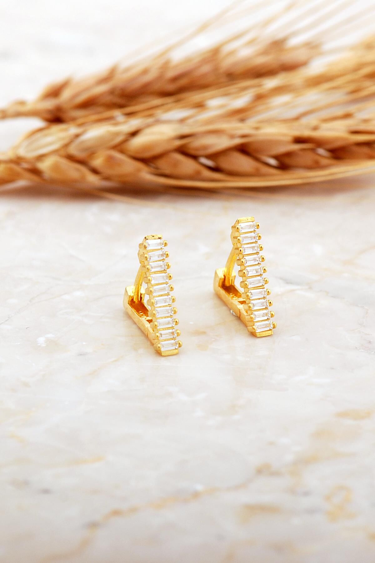 Baget Taşlı Altın Kaplama Küçük Boy Üçgen Gümüş Küpe 7184