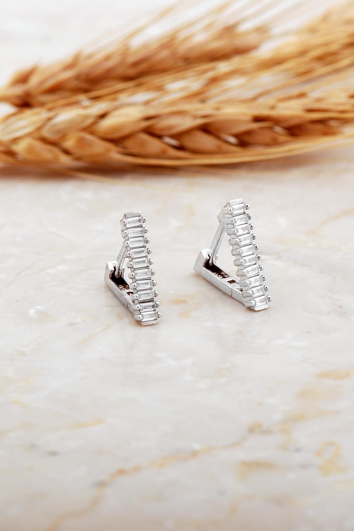 Baget Taşlı Rodyumlu Küçük Boy Üçgen Gümüş Küpe 7185