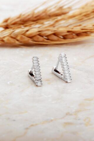 Baget Taşlı Rodyumlu Küçük Boy Üçgen Gümüş Küpe 7185