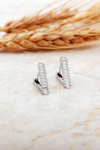 Baget Taşlı Rodyumlu Küçük Boy Üçgen Gümüş Küpe 7185