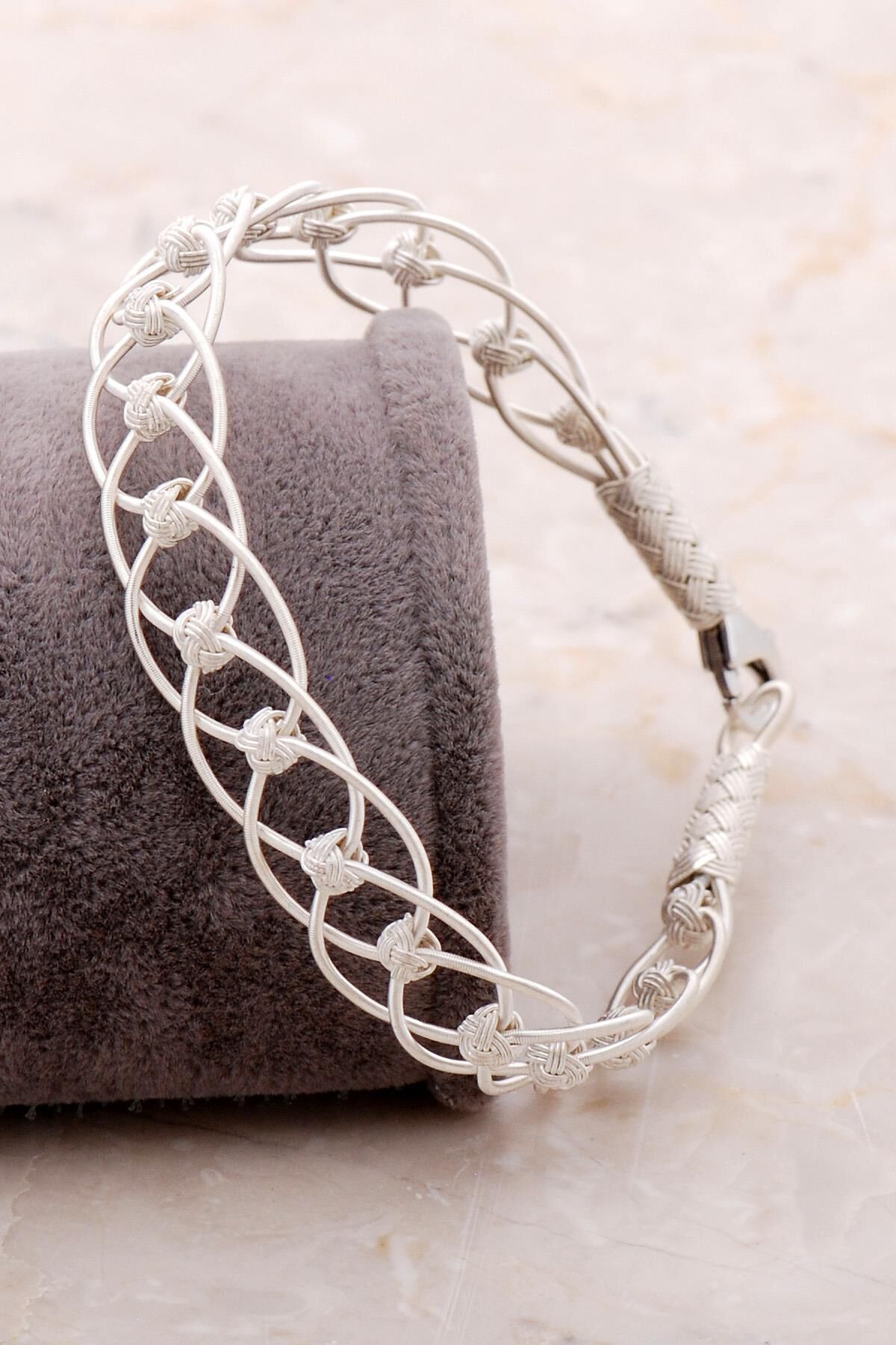 Kazaziye İşlemeli Örgü Gümüş Bileklik 3402