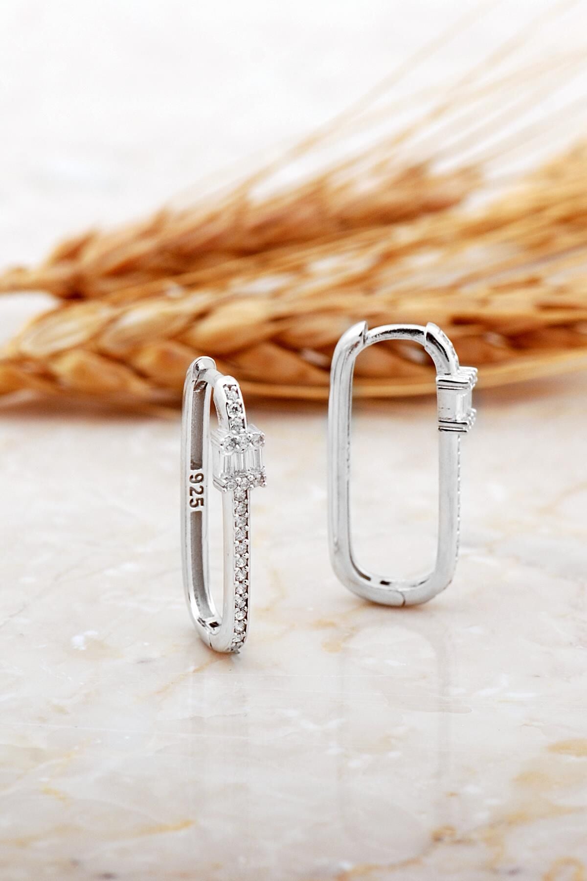 Baget Taşlı Dikdörtgen Rodyumlu Gümüş Küpe 7188