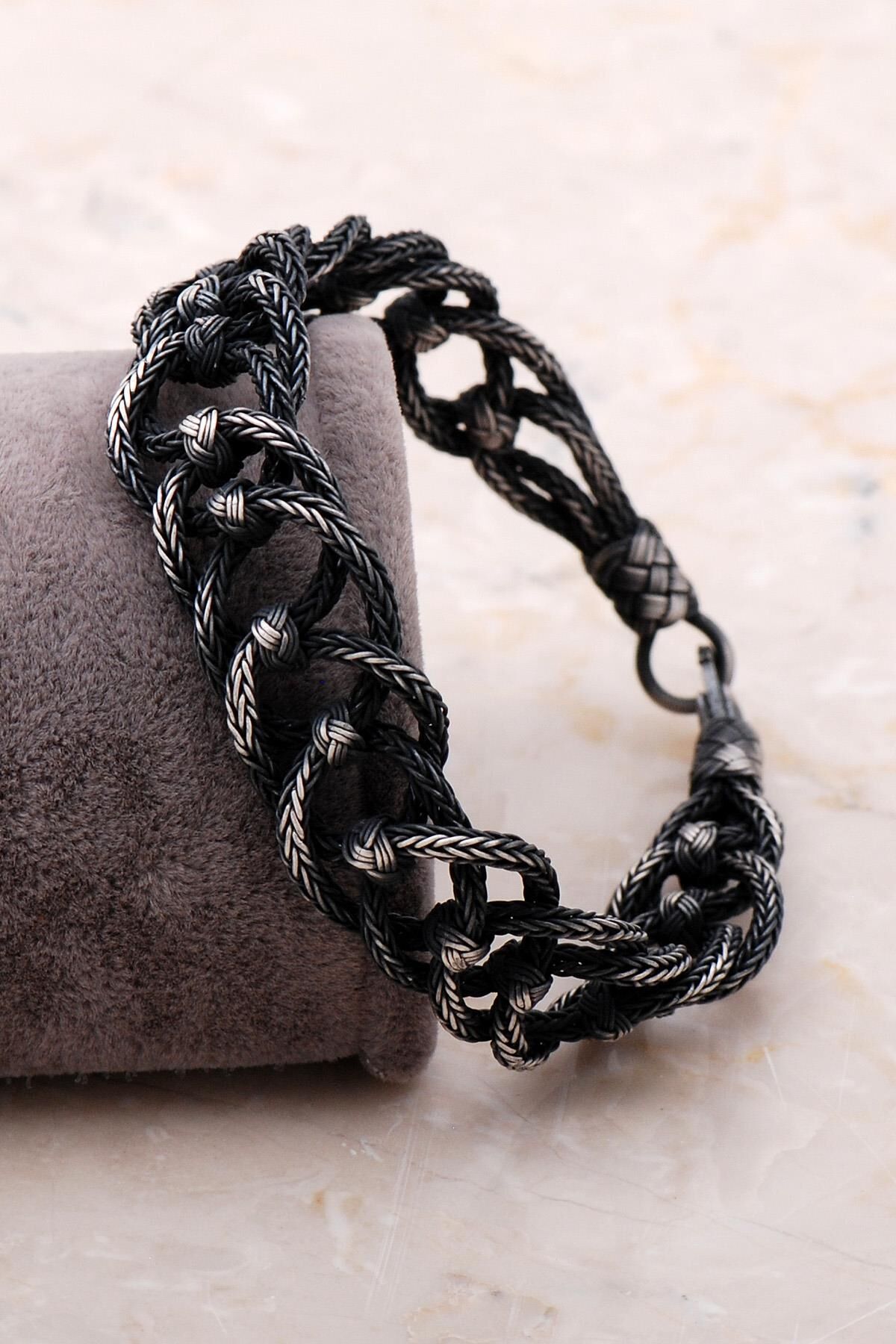 Kazaziye İşlemeli Örgü Gümüş Bileklik 3405