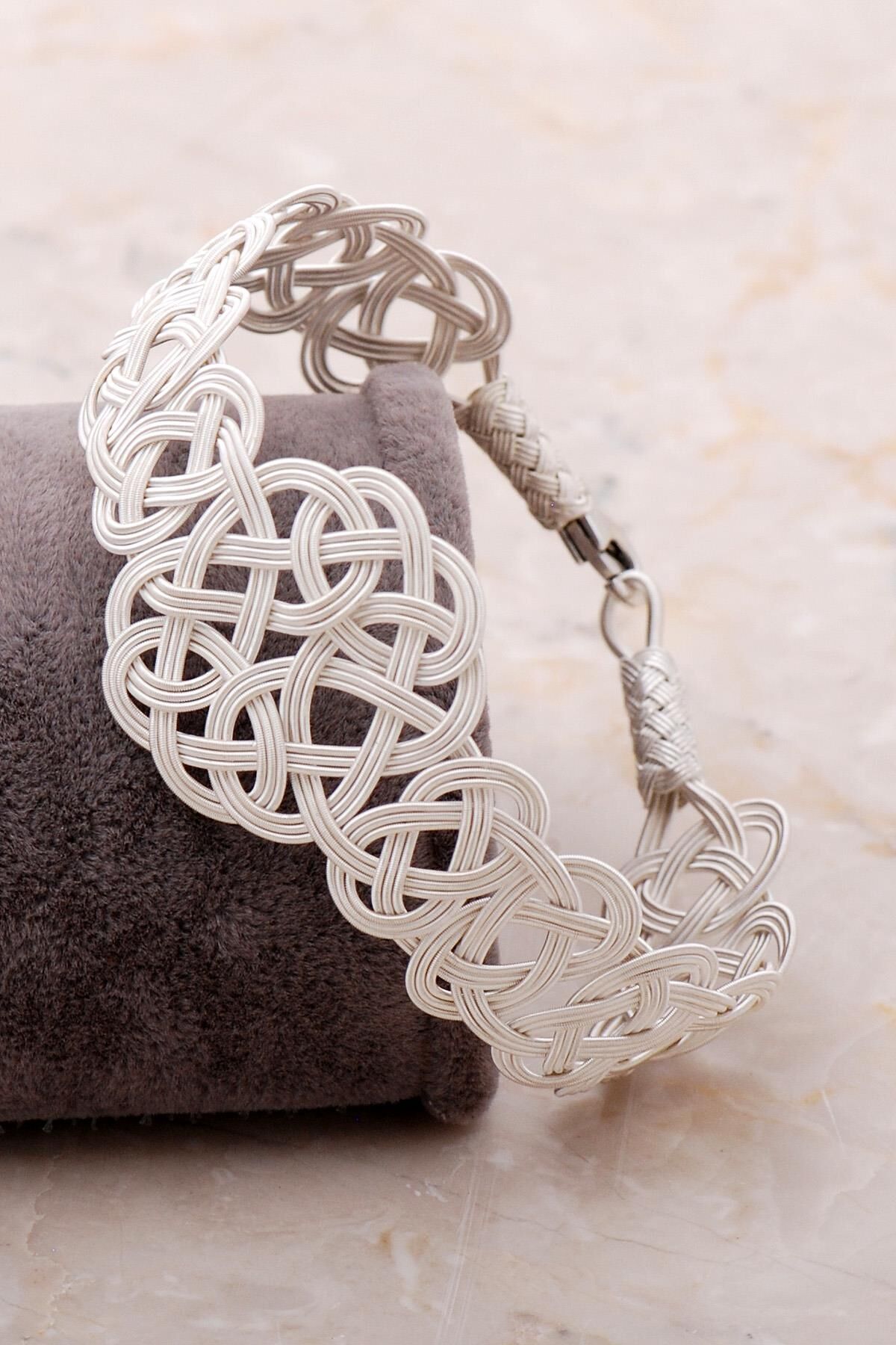 Aşk Düğümü Kazaziye İşlemeli Gümüş Bileklik 3406