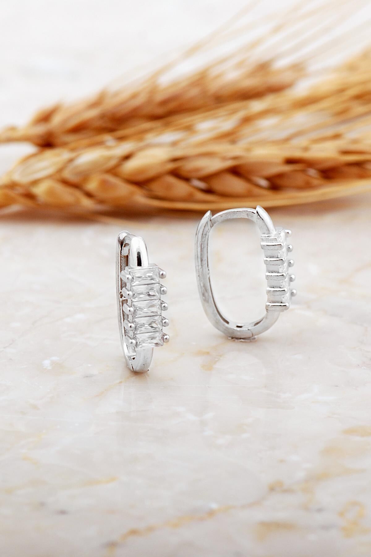 Baget Taşlı Oval Orta Boy Rodyumlu Gümüş Küpe 7190