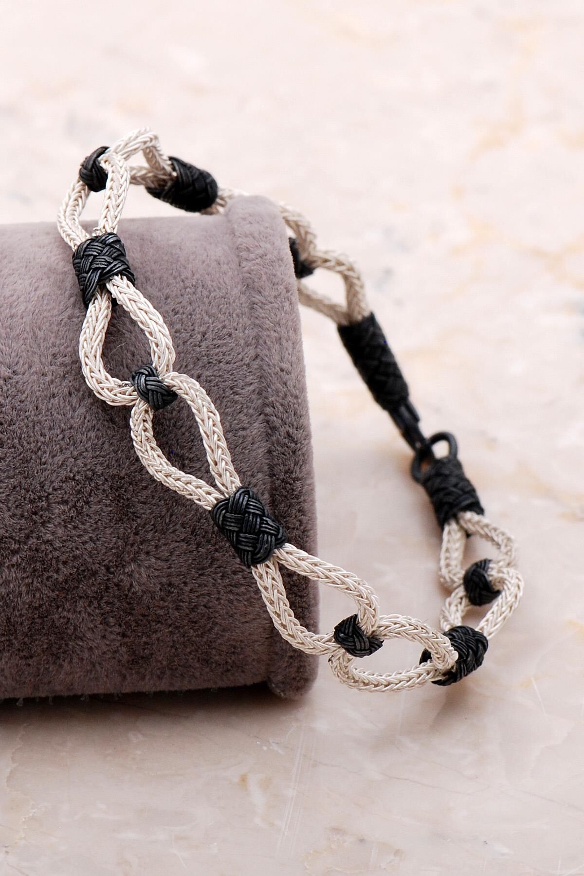 Kazaziye İşlemeli Örgü Gümüş Bileklik 3410