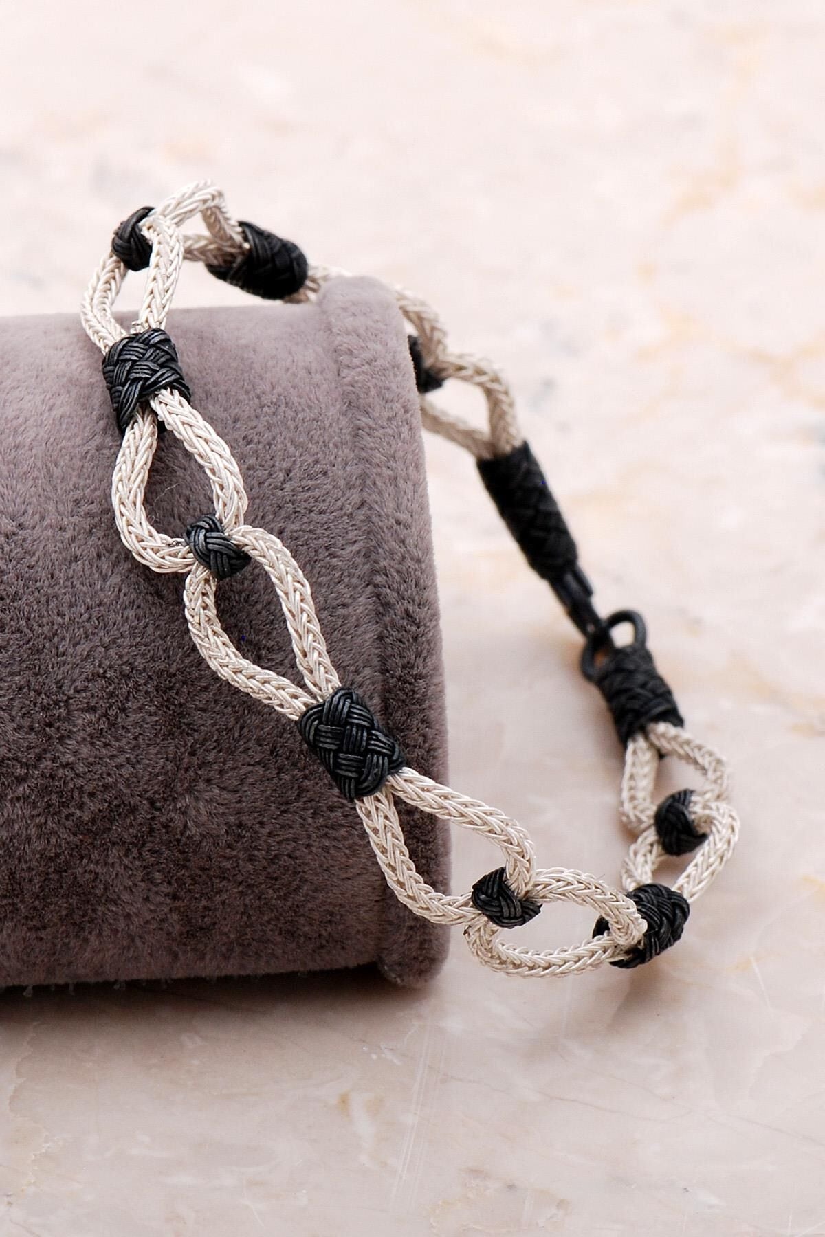 Kazaziye İşlemeli Örgü Gümüş Bileklik 3410