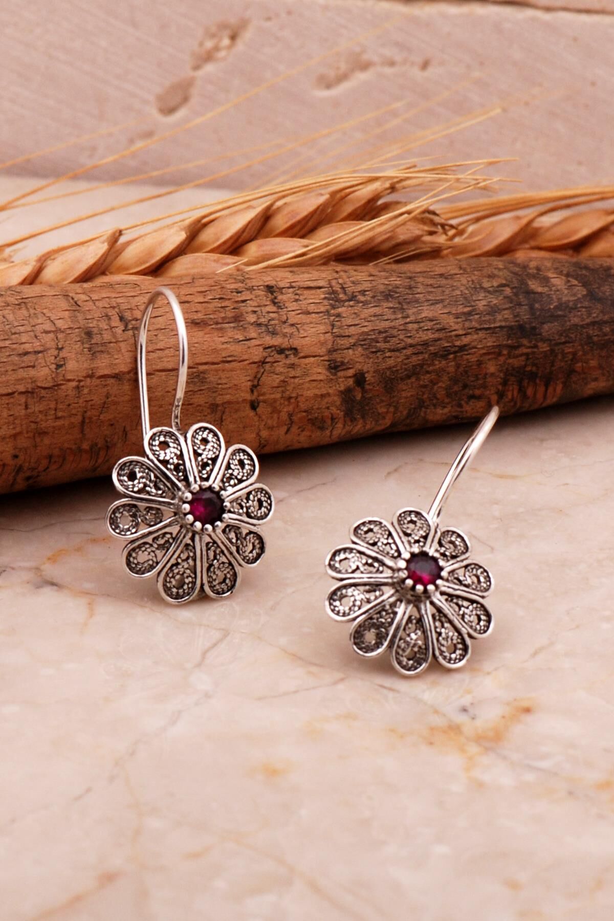 Telkari İşlemeli Yakut Taşlı Papatya Elişi Gümüş Küpe 6842