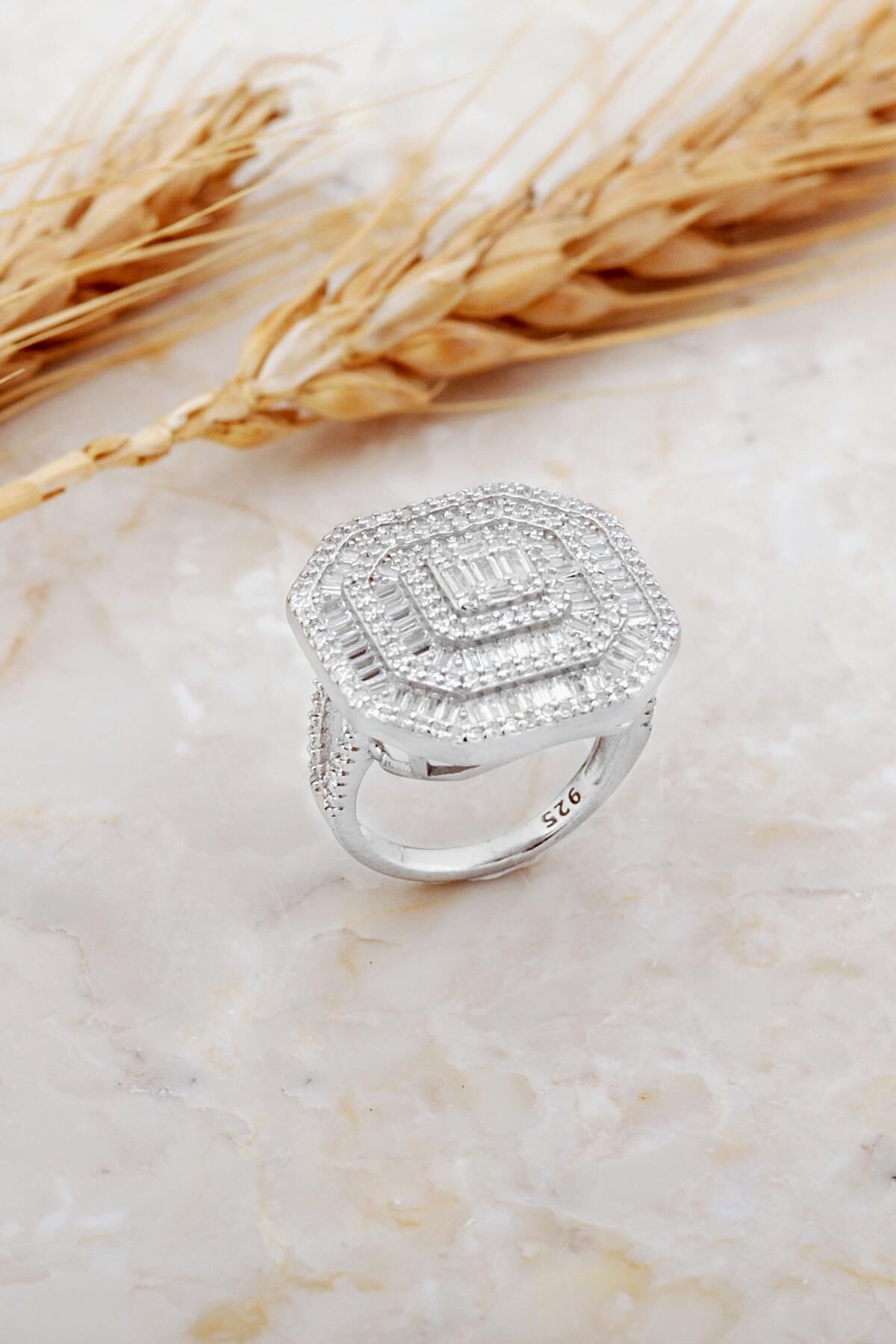 Baget Taşlı Rodyumlu Gümüş Yüzük 5924