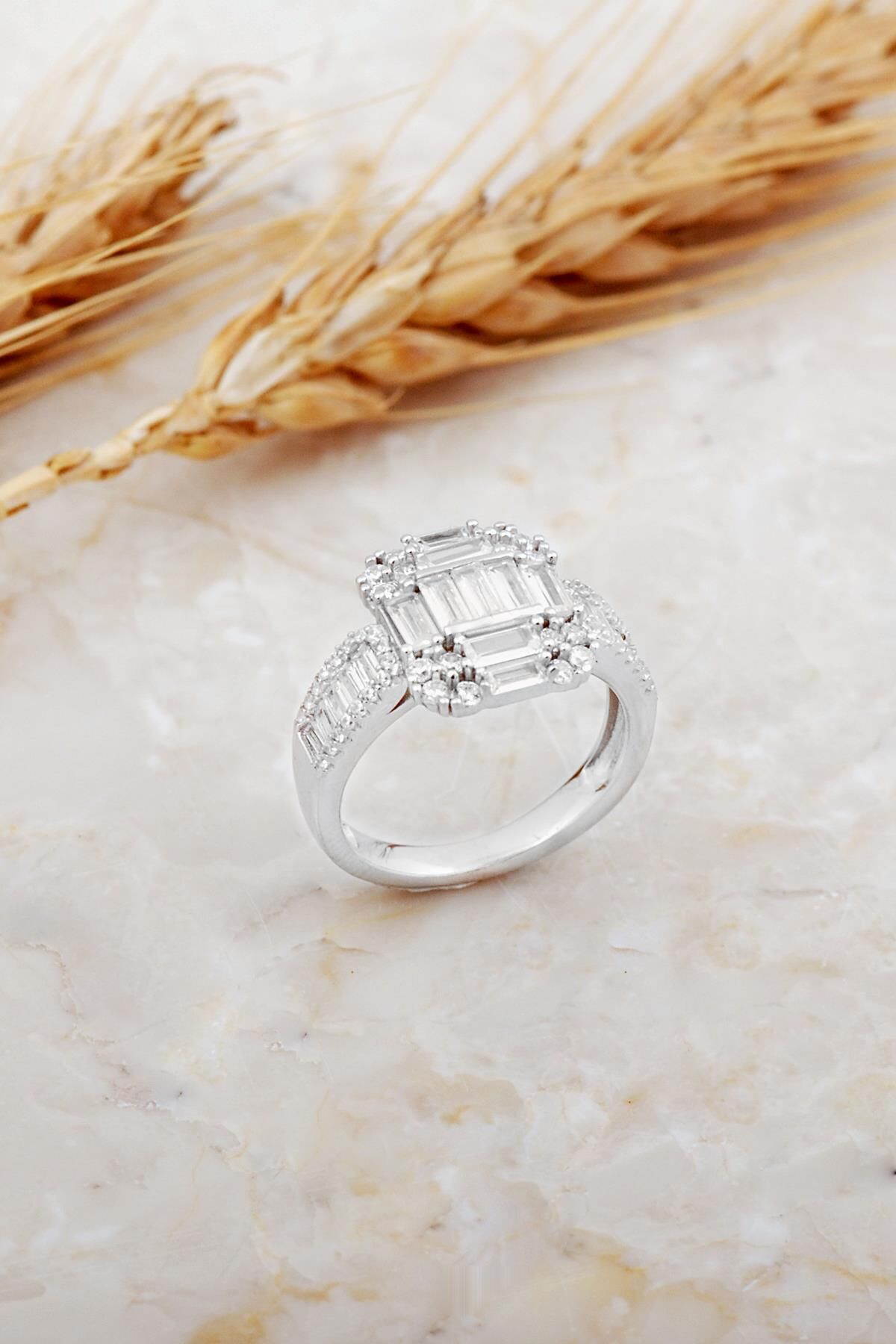 Baget Taşlı Rodyumlu Gümüş Yüzük 5926