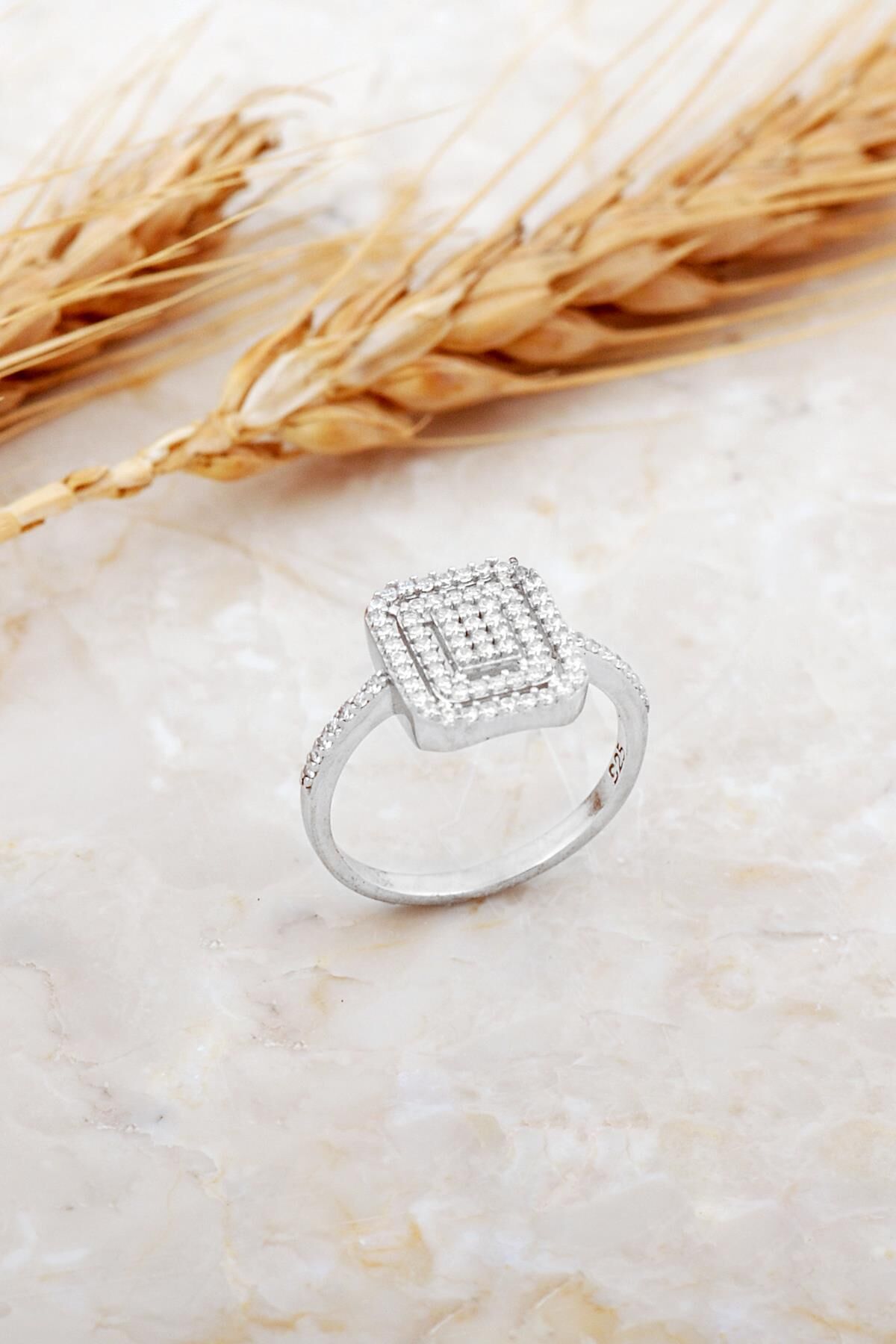 Taşlı Tasarım Rodyumlu Gümüş Yüzük 5930