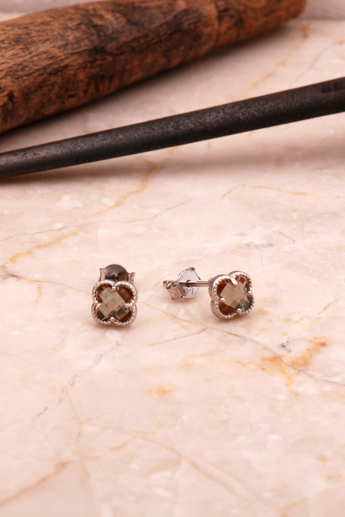 Renk Değiştiren Sultan Taşlı Yonca Rodyumlu Küçük Boy Gümüş Küpe 6851