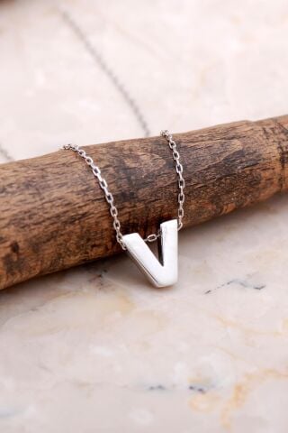 V Harfi Rodyumlu Gümüş Kolye 7913