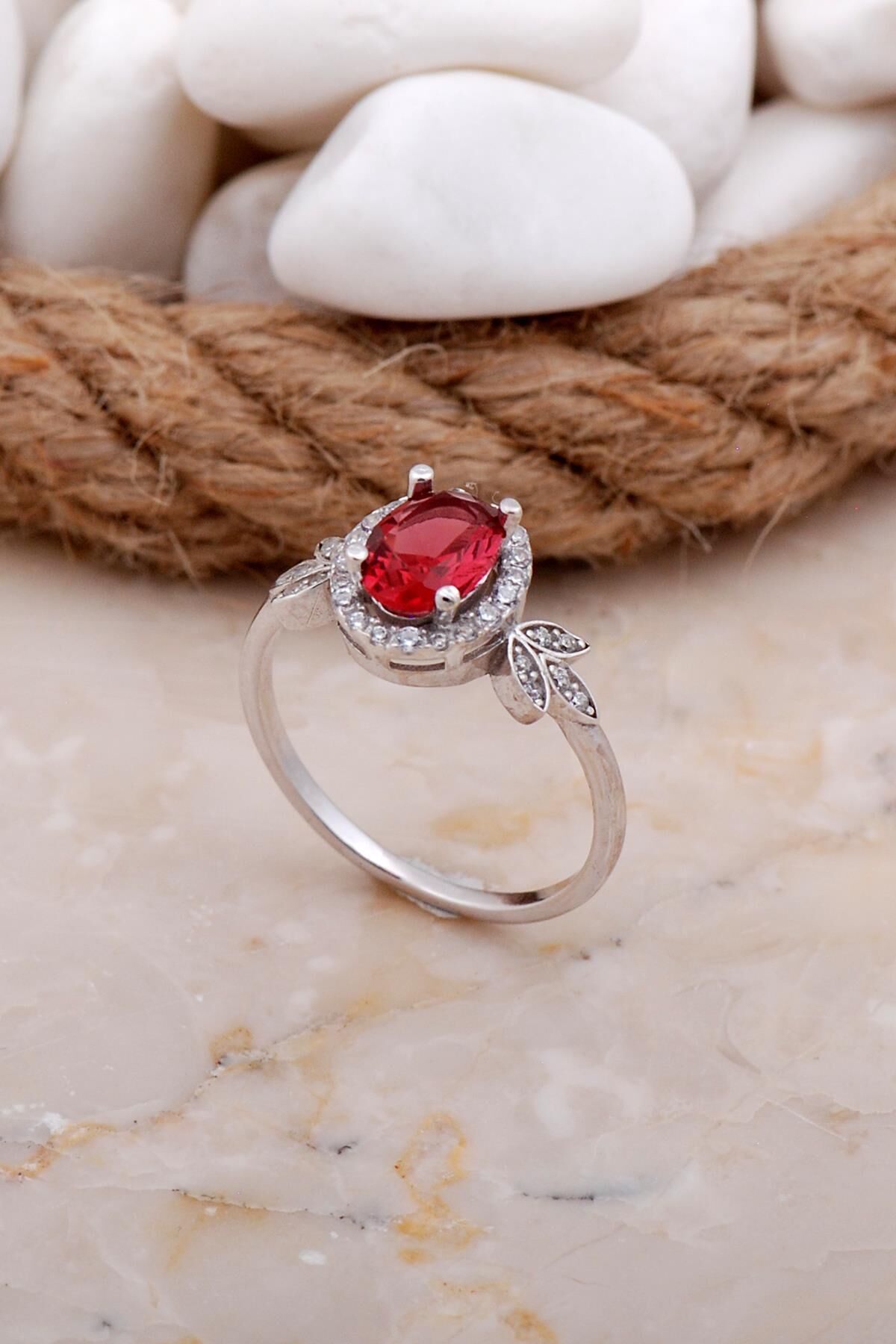 Granat Taşlı Yaprak Rodyumlu Gümüş Yüzük 3541