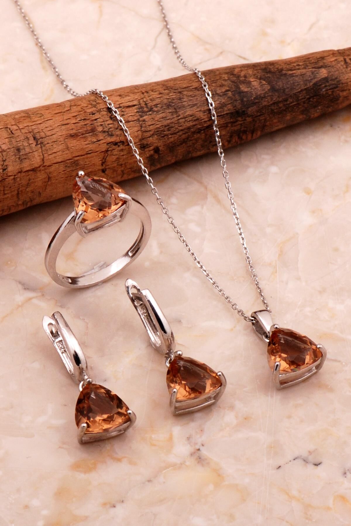 Renk Değiştiren Sultan Taşlı Rodyumlu Üçgen Gümüş Set 2765