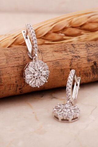 Baget Taşlı Rodyumlu Gümüş Sallantılı Küpe 6869