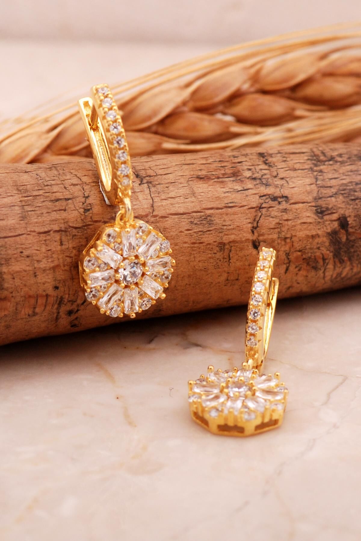 Baget Taşlı Altın Kaplama Gümüş Sallantılı Küpe 6871