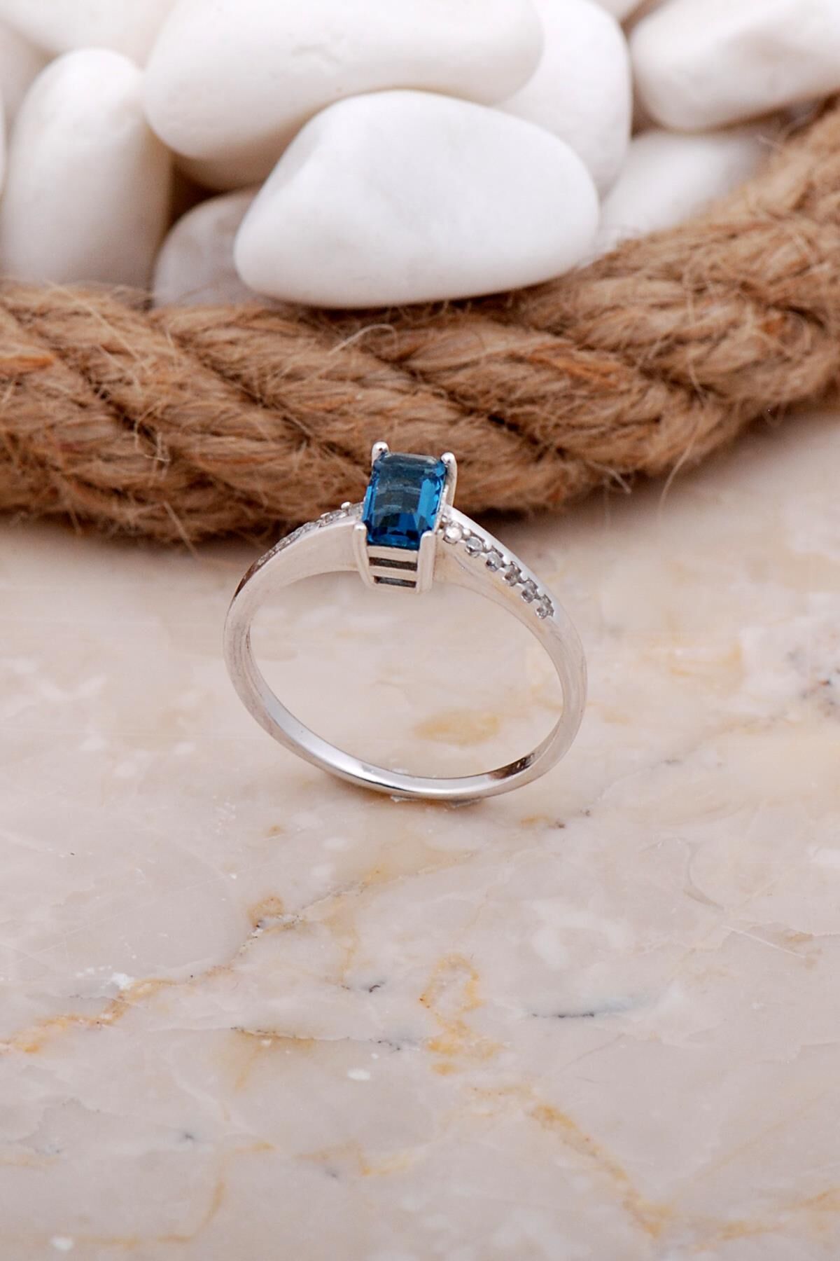 Safir Taşlı Baget Rodyumlu Gümüş Yüzük 3560