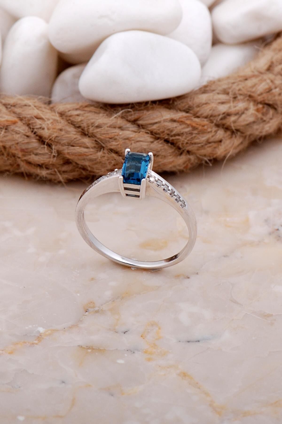 Safir Taşlı Baget Rodyumlu Gümüş Yüzük 3560