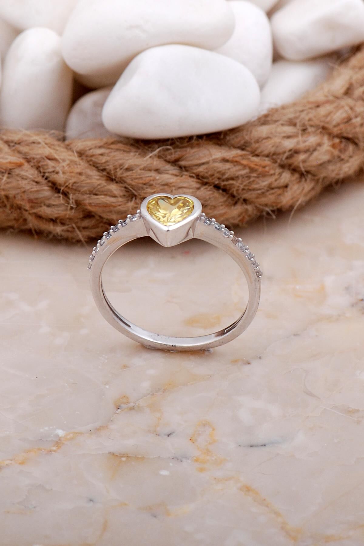 Kalp Topaz Taşlı Rodyumlu Gümüş Yüzük 3565